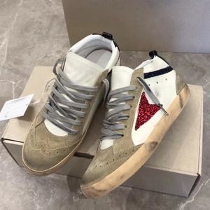 Sneakers décontractées de style rétro grunge de marque renommée, tendance pour hommes et femmes, avec options de personnalisation. - Product Image 3