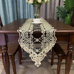 Chemin de table indien de luxe blanc beige en tissu de jute certifié OEKO-TEX, dentelle turquoise, perles, sequins, festonné, floral, pour la maison - Product Image 4