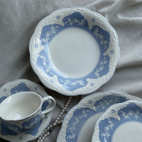 Ensemble de vaisselle en porcelaine occidentale gaufrée de fleurs bleu poudré, style rétro français, assiettes à pâtes et à gâteaux en céramique – Vente en gros, Nouveauté