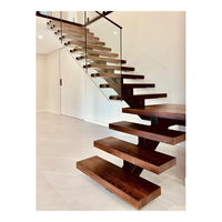 Escalier intérieur en bois avec garde-corps en verre et main courante latérale