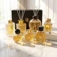 Flacon de parfum vide en verre transparent avec bouchons dorés, bâtonnets diffuseurs, scellé avec bouchon en liège, options de gravure et marquage à chaud, MOQ 100 pièces