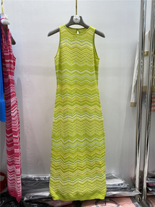 H-275 Abito Lungo Lavorato a Maglia Senza Maniche con Motivo Ondulato Colorato Stile Vacanza per Donne, Abbigliamento Femminile di Alta Qualità e alla Moda - Product Image 4