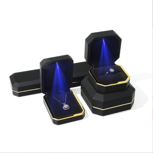 Caja de Joyería Octogonal de Lujo con Luces LED, Caja de Almacenamiento para Anillos, Colgantes y Collares, Diseño Blanco, Etiquetas Adhesivas con Logotipo - Product Image 2