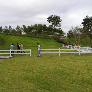 Clôture de <span class=keywords><strong>cheval</strong></span> en PVC noir <span class=keywords><strong>blanc</strong></span> extérieur 4 rails clôture de <span class=keywords><strong>cheval</strong></span> en PVC pour grands champs et fermes équins <span class=keywords><strong>prix</strong></span> direct d'usine - Product Image 2