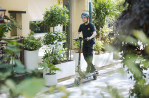 สกู๊ตเตอร์ไฟฟ้า KuKirin G2 Master Commuter สำหรับผู้ใหญ่, ระบบขับเคลื่อนสองล้อ, หน้าจอสี, ยางลม, แบตเตอรี่ใช้งานได้ยาวนาน, สำหรับการเดินทางระยะสั้น - Product Image 4