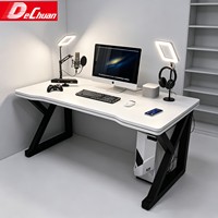 Bureau de jeu ergonomique moderne blanc avec cadre en X noir et plateau incurvé