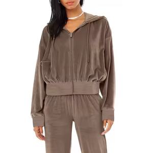 Ensemble trois pièces pour femme avec logo personnalisé, style décontracté sportif, comprenant un crop top, un sweat à capuche zippé et un pantalon de survêtement taille haute à jambe droite en velours - Product Image 3