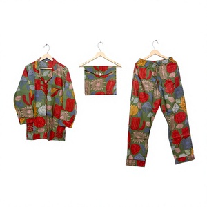 Ensemble de pyjama pour femmes en coton 100% doux et respirant, 2 pièces, à la mode vintage romantique classique florale, fabriqué à la main, hiver, taille élastique - Product Image 1