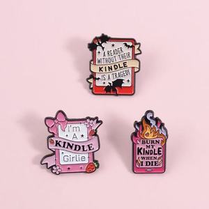Divertido y Adorable Pin de Esmalte <span class=keywords><strong>con</strong></span> Diseño de Dibujos Animados para Amantes de los Libros, Pin Metálico Rosa para Lector de Libros Electrónicos, Insignia para Mochilas - Product Image 1