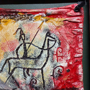 Pendentif Petroglyph Spirit Drover fait main avec cadre en bois, Talisman de la Voie de la Soie Ancienne pour la Manifestation et la Purification. - Product Image 5