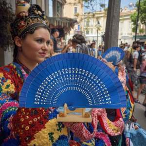 Abanico de Madera Festivo Español, Artesanía de Bambú Pintado a Mano con Diseño Floral Folclórico para Decoración de Fiestas - Product Image 1