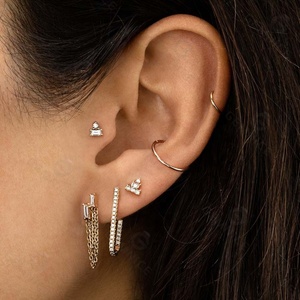 Gemnel asymétrique forme caractéristiques un <span class=keywords><strong>blanc</strong></span> diamant flanqué des deux côtés par diamant rond assommoirs chic boucles boucle d'oreille - Product Image 2