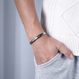 <span class=keywords><strong>Bracciali</strong></span> da <span class=keywords><strong>uomo</strong></span> di marca di design incisi con zirconi neri in acciaio inossidabile, fornitore di gioielli di alta gamma Xinyashang - Product Image 6