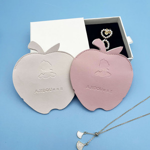 Vente en gros de sacs d'emballage pour bijoux en cuir pliables de luxe personnalisés en forme de pomme avec logo en relief - Product Image 6