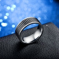 Anillo de Acero Inoxidable con Incrustaciones de Malla, Acabado Plateado Pulido con Patrón de Rejilla Negra para Hombres, Estilo Punk y Uso Diario