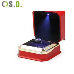 Caja de luz de plástico personalizada al por mayor en rojo y blanco con logotipo para anillos, colgantes, pulseras, brazaletes, collares y joyas. - Product Image 6