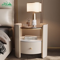Table de chevet ronde de luxe Wayon avec plateau en verre teinté, table de chevet moderne enveloppée de cuir avec tiroir de rangement effet marbre