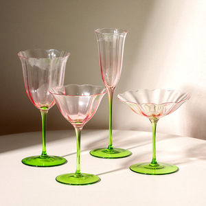 Copa de cóctel floral con tallo rosa y verde de 301-400 ml para fiestas, martini y vino - Product Image 1