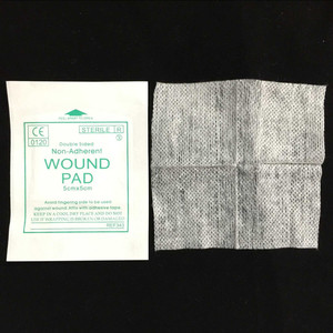 Pansement stérile non adhésif 5cmx5cm double face pour les soins de premiers secours - Product Image 1