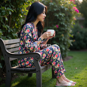 Ensemble de pyjama en coton élégant pour femmes de haute qualité Vêtements de nuit confortables à imprimé floral pour l'été personnalisables - Product Image 5