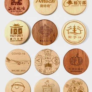 Aimant de réfrigérateur personnalisé Oneway, ouvre-bouteille rond en bois - Product Image 2