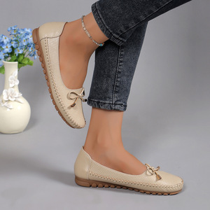 Mocassins décontractés confortables pour femmes en beige, ballerines plates à motif lézard avec nœud, semelle souple cousue à la main - Product Image 5