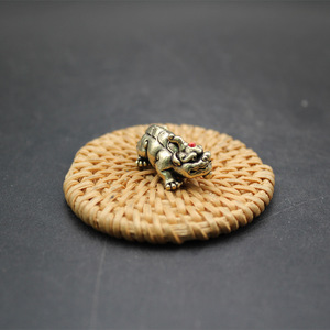 Figurine Pixiu en laiton avec motif diamant, ornement de bureau Feng Shui, décoration de maison et de bureau, cadeau - Product Image 1