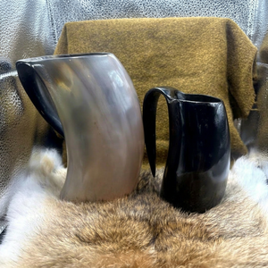 Mug en corne de buffle naturelle, artisanal, rustique, pour la présentation et la dégustation de bières artisanales, idéal pour les expositions historiques et la décoration. - Product Image 1