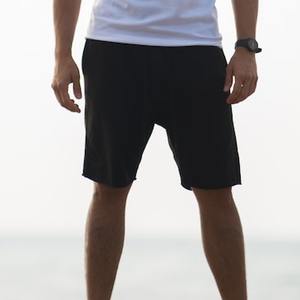 Ropa de calle de poliéster liso de talla grande para gimnasio, baloncesto en blanco, diseño de logotipo personalizado, pantalones cortos de malla para hombre, pantalones cortos deportivos para entrenamiento y correr - Product Image 4