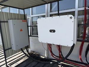 Pour système photovoltaïque triphasé intelligent de 300 kW connecté au réseau SUN2000-300KTL-H0, doté de potentiomètres rotatifs intelligents et de réostats - Product Image 3
