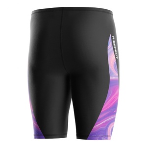 ชุดว่ายน้ำผู้ชายที่แข็งแรงทนทาน ผลิตจากผ้ากันคลอรีน พร้อมดีไซน์ตามหลักสรีรศาสตร์เพื่อการต้านทานแรงต้านน้ำที่ดีขึ้น - Product Image 3