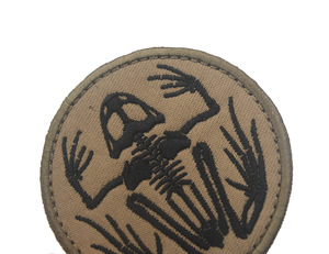 批发钩环臂章骷髅青蛙聚氯乙烯战术装备士气徽章 - Product Image 5