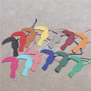 Pendentif créatif en cuir fait main en forme de toucan avec impression UV - Cadeau promotionnel pour mariages, églises, cadeaux d'entreprise - Product Image 1