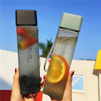 Bouteille d'eau carrée fantaisie en plastique écologique sans BPA, givrée, isolée, transparente, personnalisée, avec paillettes, pour jus de fruits et boissons sportives