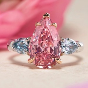 Bague de fiançailles pour femme en or rose 9KT 3GM, style punk, diamant de laboratoire rose taille poire 3CT, 2x 0.50CT diamant de laboratoire taille poire blanc - Product Image 2