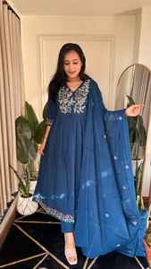 Ensemble de costume Anarkali tendance et élégant pour femmes avec un magnifique motif imprimé de fleurs, vêtements de fête de mariage - Vente en gros de costumes indiens pakistanais - Product Image 4