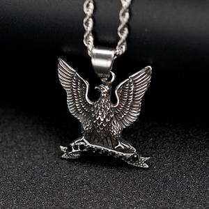 Pendentif Aigle Vintage en Acier Inoxydable Personnalisé, Style Punk Audacieux pour Motard - Product Image 1