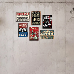 Targa in metallo retrò con scritta 'What Happens In The Garage Stays In The Garage' per decorazione da parete per officina, man cave, amanti degli attrezzi. - Product Image 2