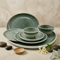Ensemble d'assiettes à dîner en céramique EKA vert forêt, finition brillante mouchetée, design rond moderne, résistant aux éclats, empilable, élégant pour la salle à manger
