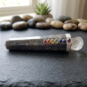 Baguette en cristal d'améthyste 7 chakras avec capuchon en forme de crâne et incrustation de pierres précieuses - Product Image 3