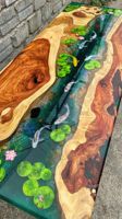 Table en résine époxy faite à la main avec design 3D de poissons koï et de lotus |   Table à manger artistique en bois massif