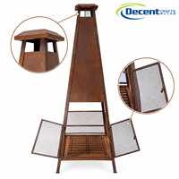 Cheminée d'extérieur haute de style pyramide, corps en fer patiné, portes en maille, grille à bois, foyer en fer