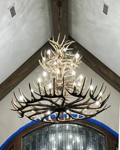 アメリカンスタイル鹿の角シャンデリア リビングルーム ロフト用 大型樹脂製鹿のペンダントライト ファームハウス ビッグハンギング照明器具 - Product Image 5
