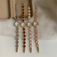Montre à bracelet à cadran rond aspect nacre avec quatre options de couleurs pour la vente au détail et les cadeaux