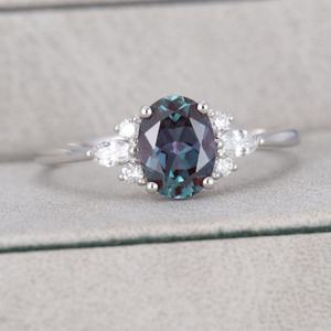 Anillo de Compromiso de Plata de Ley 925 con Baño de Rodio y Circonita Cúbica con Corte Ovalado de Alejandrita para Boda y Regalo - Product Image 6