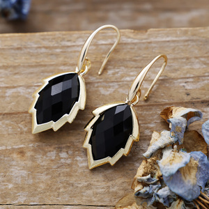 Pendientes colgantes de lapislázuli azul con engaste en tono dorado para uso diario - Product Image 2