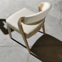 Chaise de restaurant scandinave moderne en bois massif de luxe avec dossier et accoudoirs en cuir pour hôtel et cuisine
