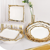 Vente en gros de vaisselle de luxe, assiette de présentation écologique à bordure dorée en céramique avec motif floral carré pour les mariages