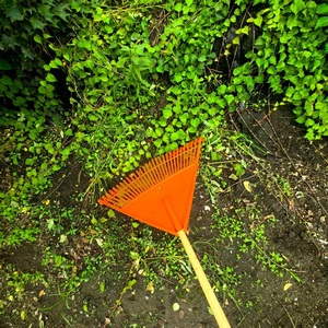 Râteau à feuilles en plastique orange avec manche en bois, léger, pour le nettoyage des feuilles et des débris dans le jardin - Product Image 2