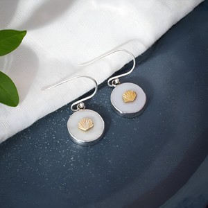 Pendientes Ceto de Plata de Ley 925 con Madreperla para Mujer, Valore Jewels |   Pendientes Minimalistas de Dos Tonos con Diseño de Concha Marina Dorada - Product Image 3